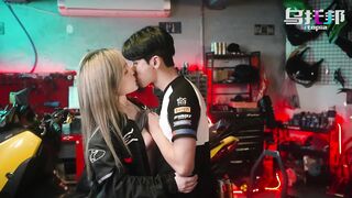 Biker girl gets a huge load of cum in her pink pussy - Psychoporn